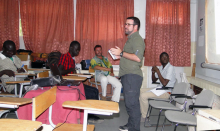 Daniel Castillo dando una charla